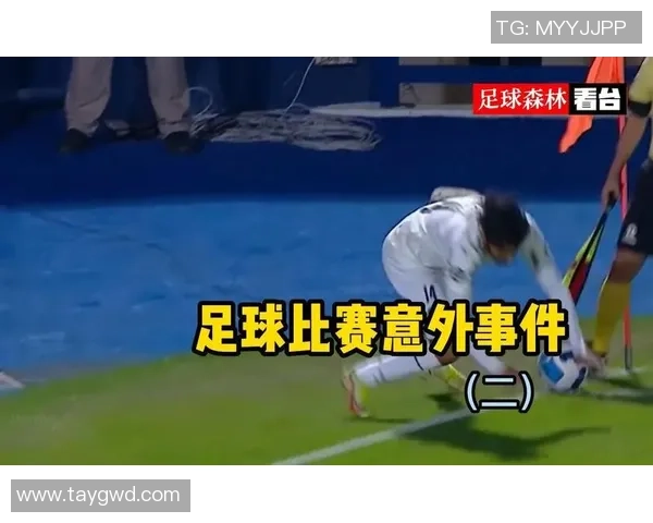 意外的瞬间砸破了足球引发的欢笑与思考