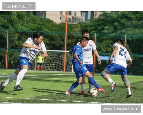 广州足球队技艺揭秘:从战术到训练全方位解析足球的魅力与精髓 广州足球队技艺揭秘:从战术到训练全方位解析足球的魅力与精髓