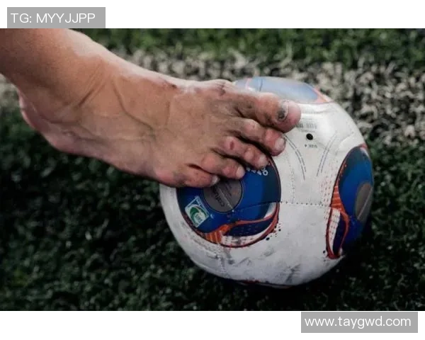 足球脚小也能成大器揭秘小脚球员的成长之路与成功秘诀 足球脚小也能成大器揭秘小脚球员的成长之路与成功秘诀